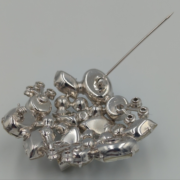 WEISS Clear Rhinestone Brooch Silver Tone Vintage Signed Rhodium Plating Pin - Picture 8 of 10